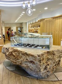 . Au sein de leur 2e adresse (ouverte cet été), comme dans leur 1er magasin (photo), les deux frères bénéficient chacun de leur espace/plateau de travail. 
